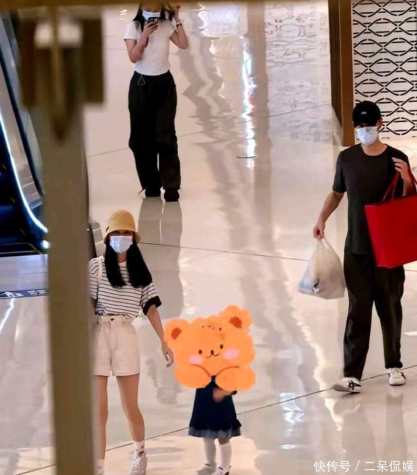 任重一家逛商场2岁女儿穿公主裙跑很稳孙骁骁看镜头瞬间黑脸